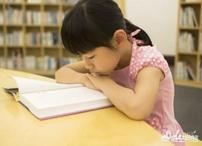 孩子童年是应强迫读书学特长？还是任由其玩要？专家意见是应给孩子一个快乐的童年？